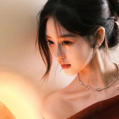 穿着旗袍的女孩